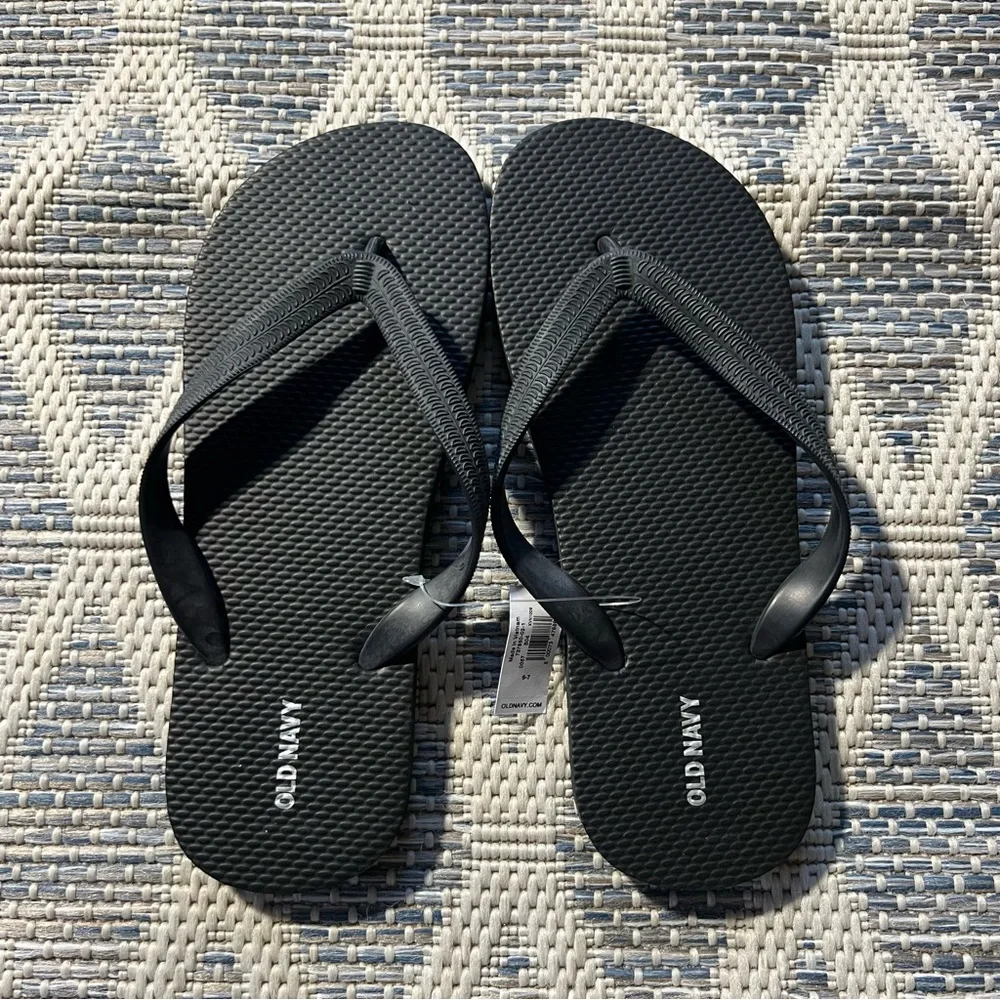 🍎 3/$30 NWT! Mens Old Navy Black Flip Flops. Size 6-7